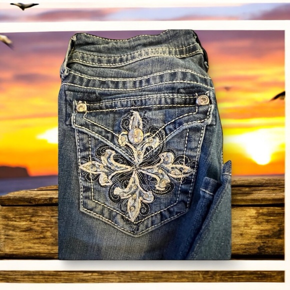 Miss me bootcut Size 28 floral fleur de lis design on back pockets. Beautiful - Picture 16 of 17